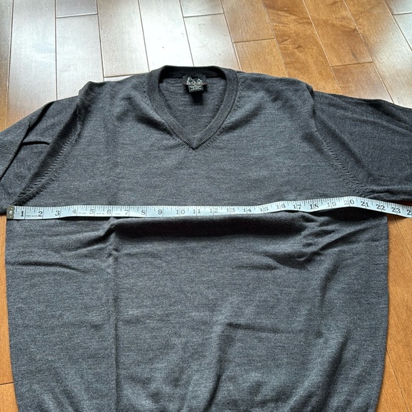NWOT Jos A Bank Gray Merino Wool Sweater in Medium - Picture 2 of 4